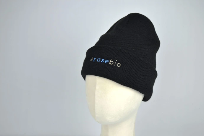 Muts met borduurwerk