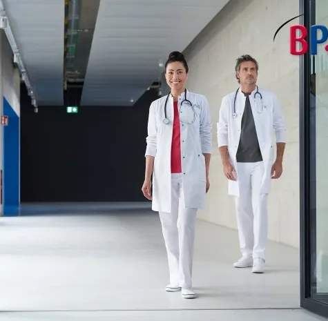 Lange medische jas dames opstaande kraag personaliseerbaar sfeerfoto.webp