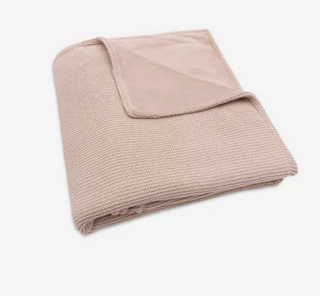 Wiegdekentje fleece met naam borduurwerk wild roze.webp