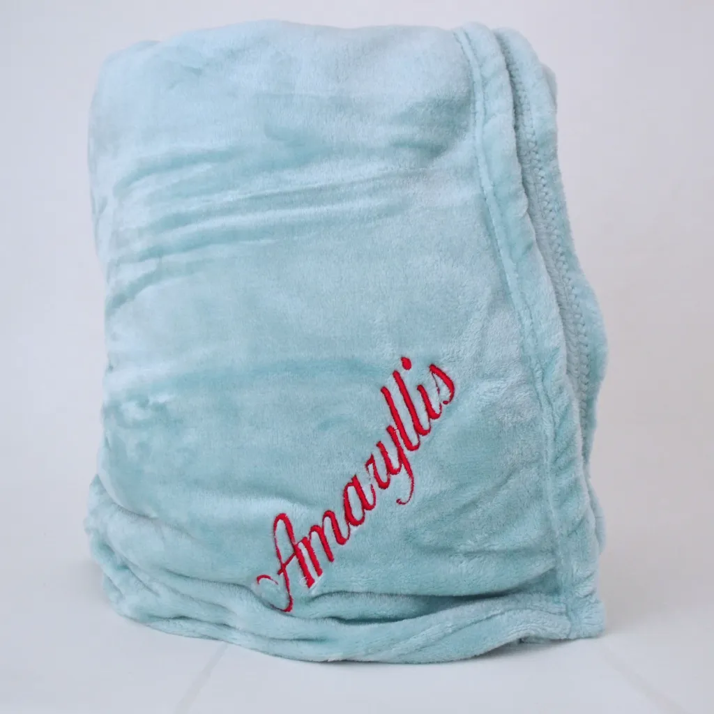 Lichtblauwe plaid met naam geborduurd.webp