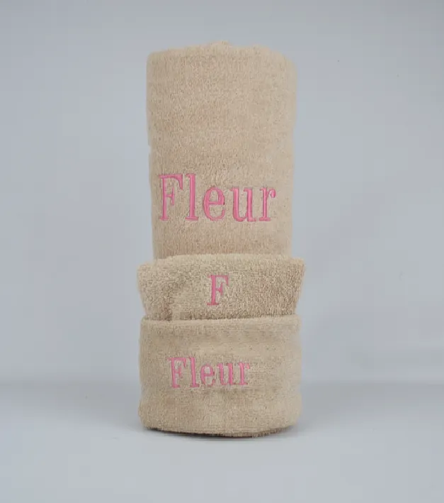 Earth tint handdoek met naam geborduurd.webp